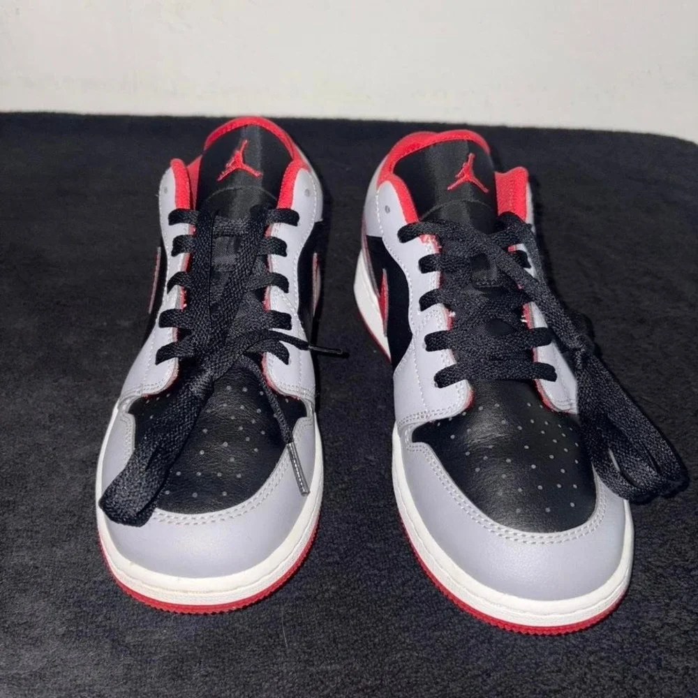 Air Jordan 1 Low Cement Fire Red Size 7Y / 8.5W Pre-Owned - Picture 3 of 7